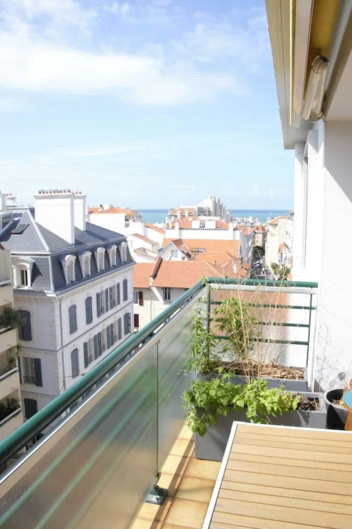 3 Bedrooms Hypercenter Terrace and Parking