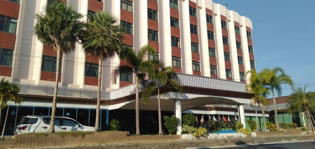 River Grand Hotel