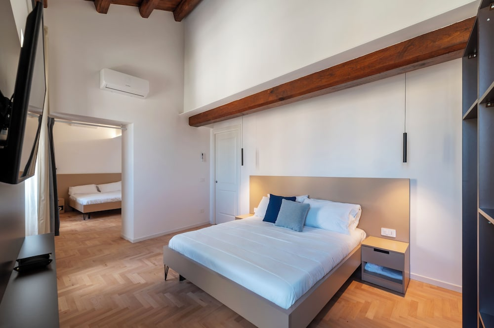 Stylish 2-Bedroom Stays near Colosseum