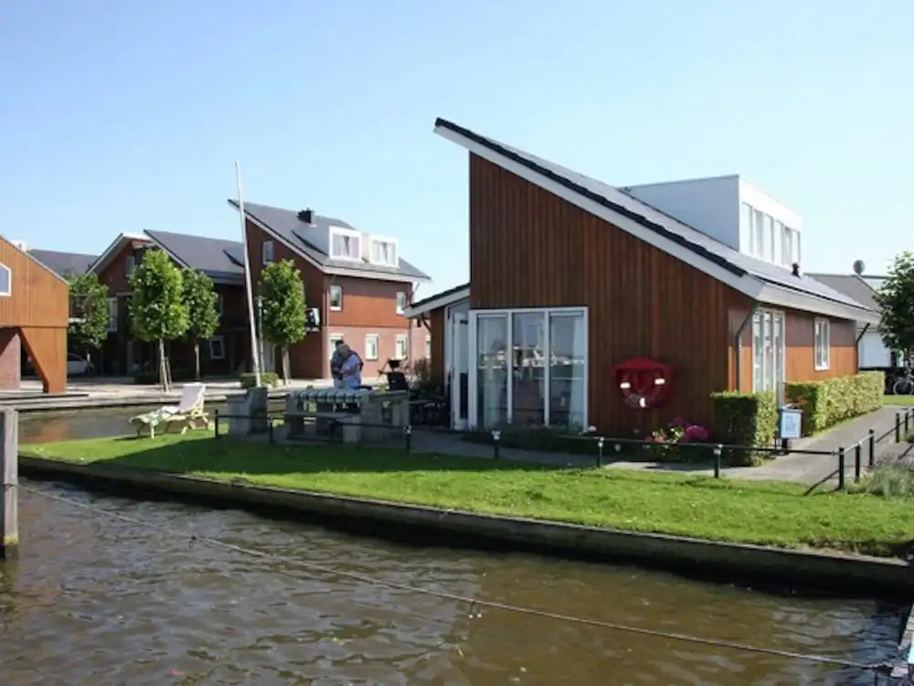 House by Uitgeestermeer with Garden