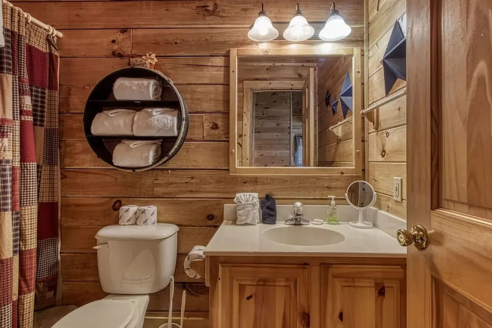 ER222 - Al's Nest - Great Location - Close To Town! 2 Bedroom Cabin by RedAwning