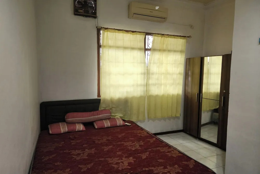OYO Life 93979 Gubeng Homestay Syariah