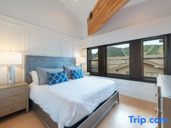 Deer Valley Penthouse, Mountain Views, Balcony with Grill, Walk to Hiking and Biking Trails