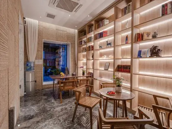 Man · Hotel（Kunming Railway Station Tangzixiang Subway station store）
