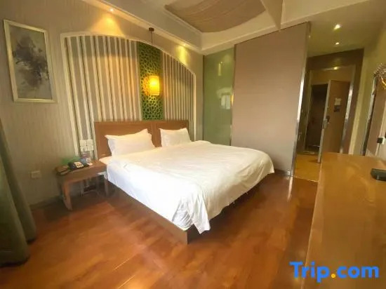Yixuan Hotel (Zhoukou Passenger Transport Center Station)