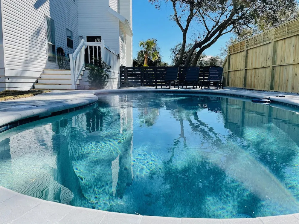 Magnolia Charms by Avantstay 2 Mins TO Beach Pet Friendly, BBQ & Balcony Views!