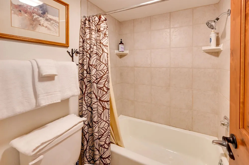Upscale Condo w/ Balcony < 1/2 Mi to Ski Resort