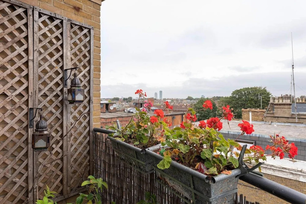 Amazing 2 Bed Apt W/balcony nr Stoke Newington