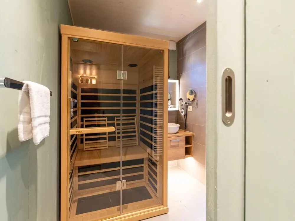 Treehouse in Tournai With Sauna & Forest Views