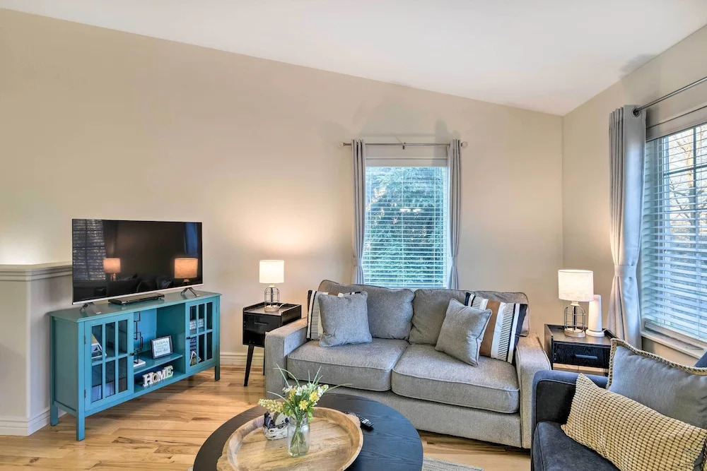 Stunning Anchorage Townhome ~ 5 Mi to Dtwn