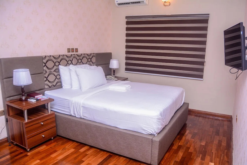 MAHOGANY HOTEL AND SUITES