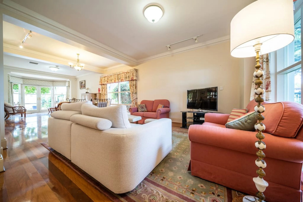 Glenelg Beach Stylish 2 Story Townhouse Sea View