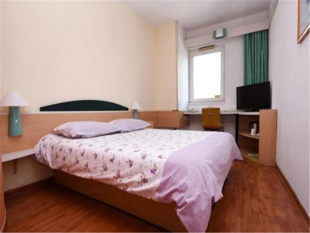 Motel Qingdao Licang Square