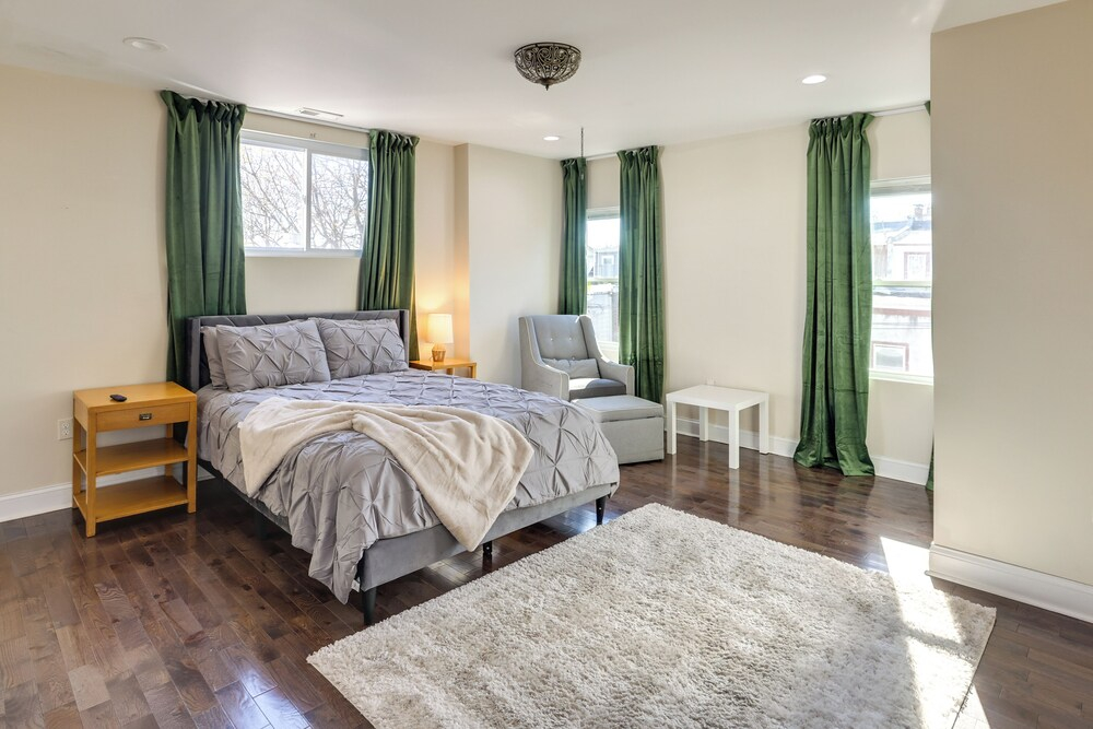 Pet Friendly! 3-story Home Near Lincoln Financial