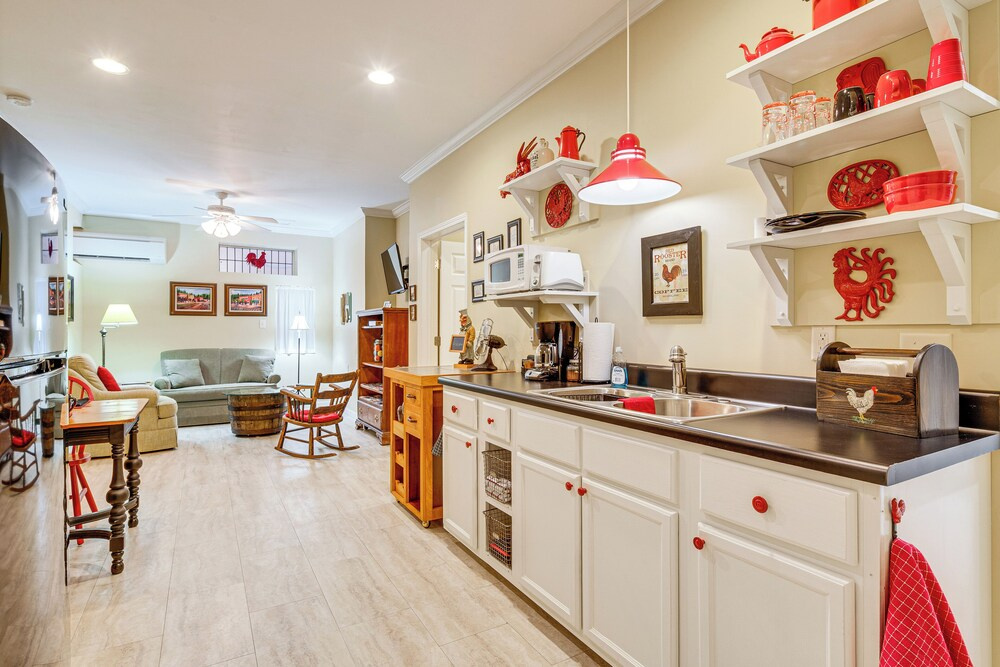 Walk to Main Street: Saluda Escape w/ Garden Patio