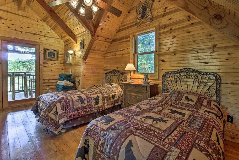 Hot Tub & Fireplace! Macks Creek Cabin on 30 Acres