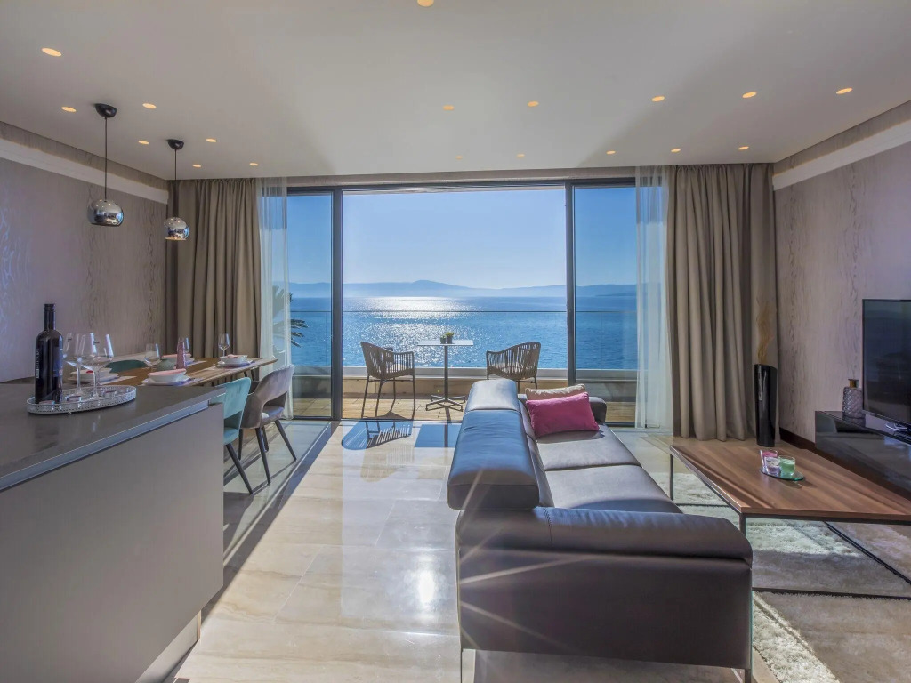 Luxury apartment with private swimming pool ,15m distant from the beach