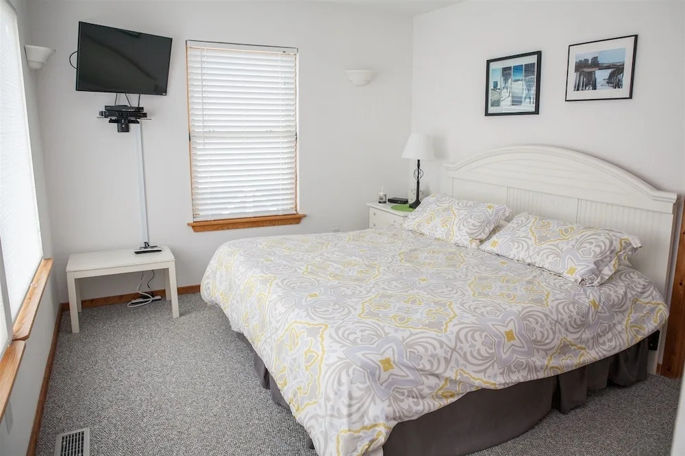 The Sunny Spot 4 Bedroom Cottage by RedAwning