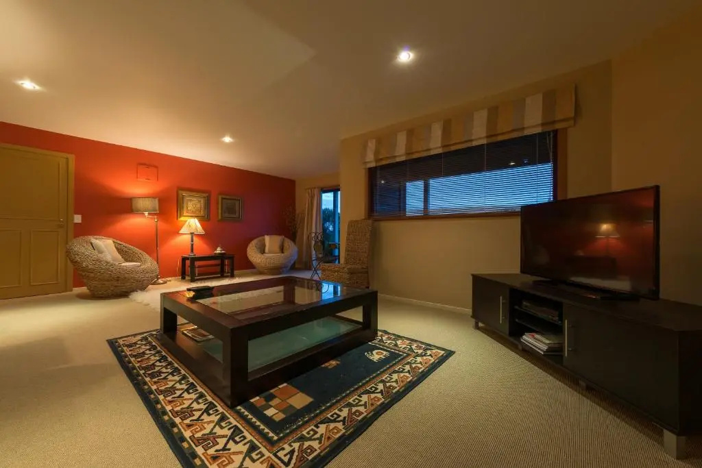 Veronica House - Russell Holiday Home