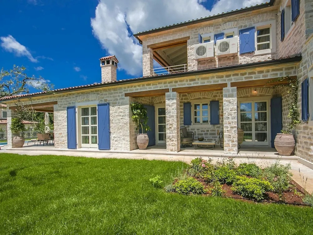 Spacious Villa in Ladici With Artistc Interiors and Pool