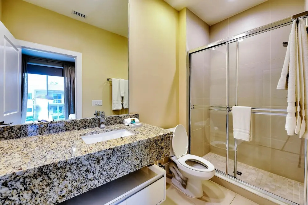 Beautiful Townhome Overlooking The Lake And The Pool