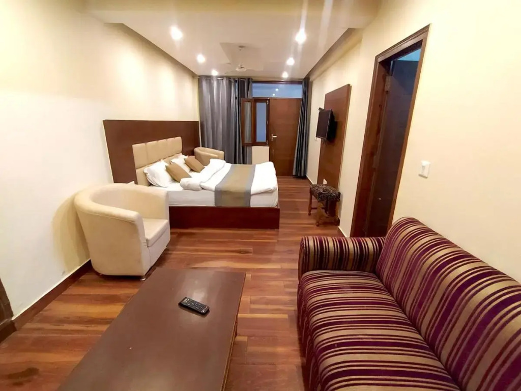 Hotel Samrat - On Mall Road