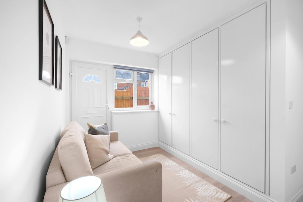 Stylish 4 Bedroom, 2.5-Bath Home in Borehamwood