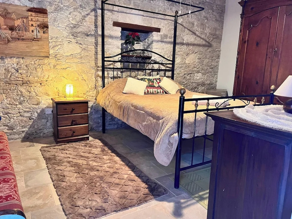 Charming 3-bedroom Cottage in Heart of Vasa Koilaniou