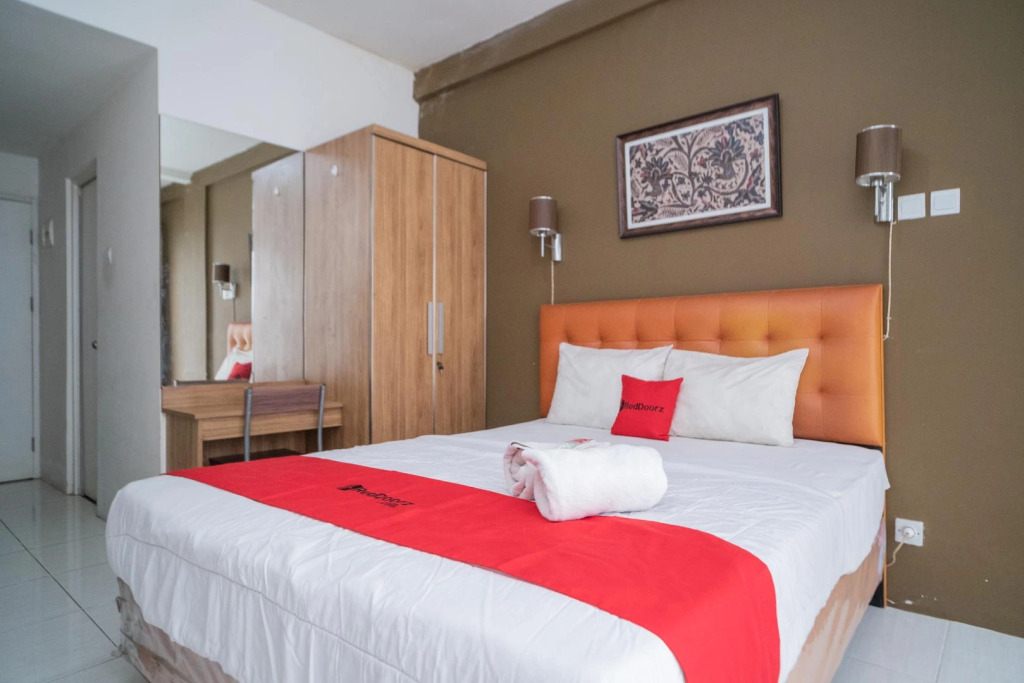 RedDoorz Apartment @ Skylounge Tamansari