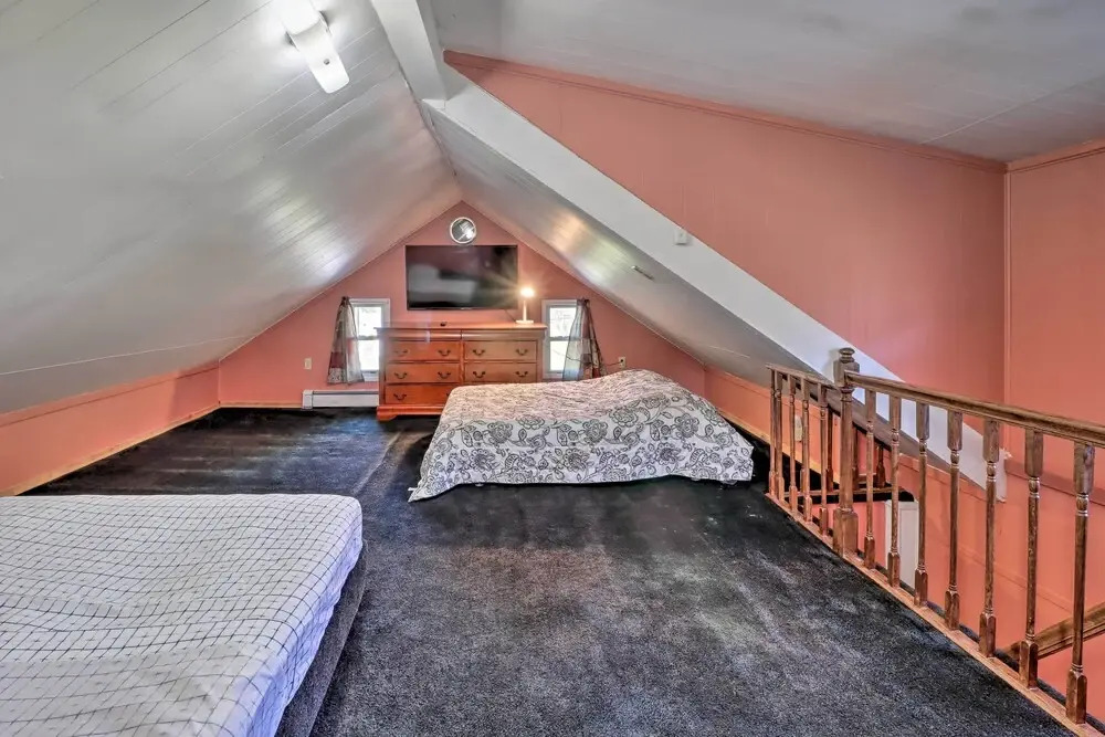 3 Mi to Lake: Spacious Tobyhanna Home & Guest Home