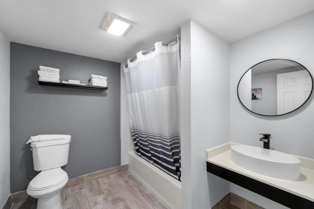 Admiralty Inn & Suites - a Red Collection Hotel