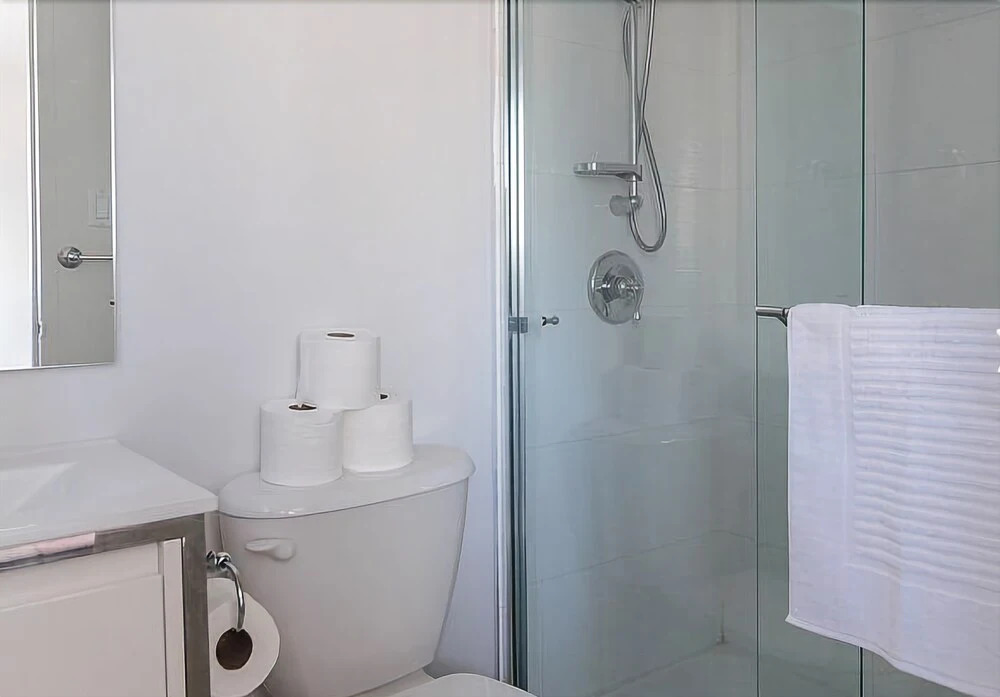 Pristine 2BR with gym in Posh Downtown