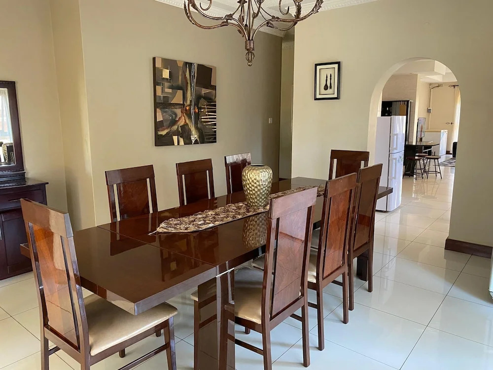 Luxurious 4 bed With Pool in Helensvale - 2255