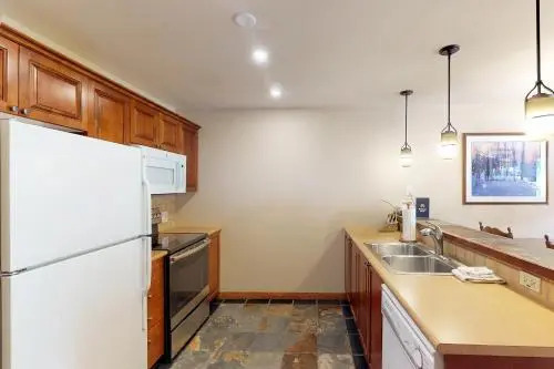 Powderhorn Lodge 413: Woodland Star Suite