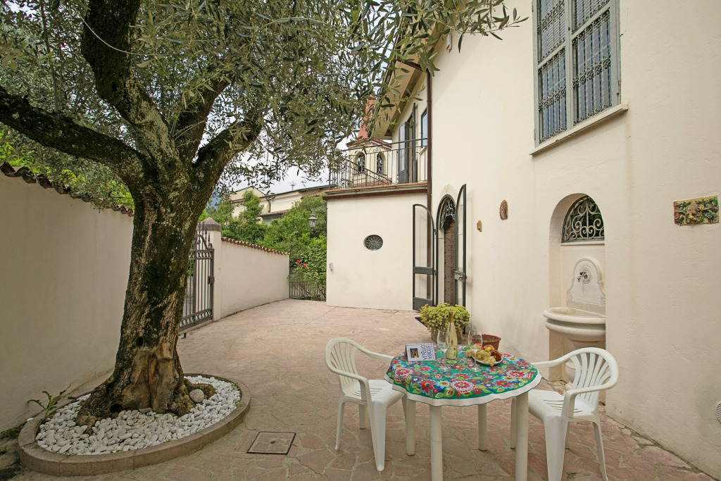 Villa Alberti Apt Bruna 900m from Garda lake with Shared Garden - Happy Rentals