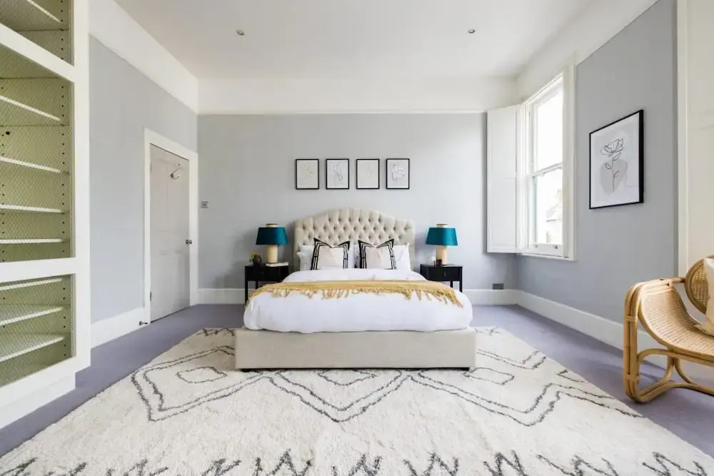 The Clapham Classic - Stylish 5bdr Family Home With Garden, London