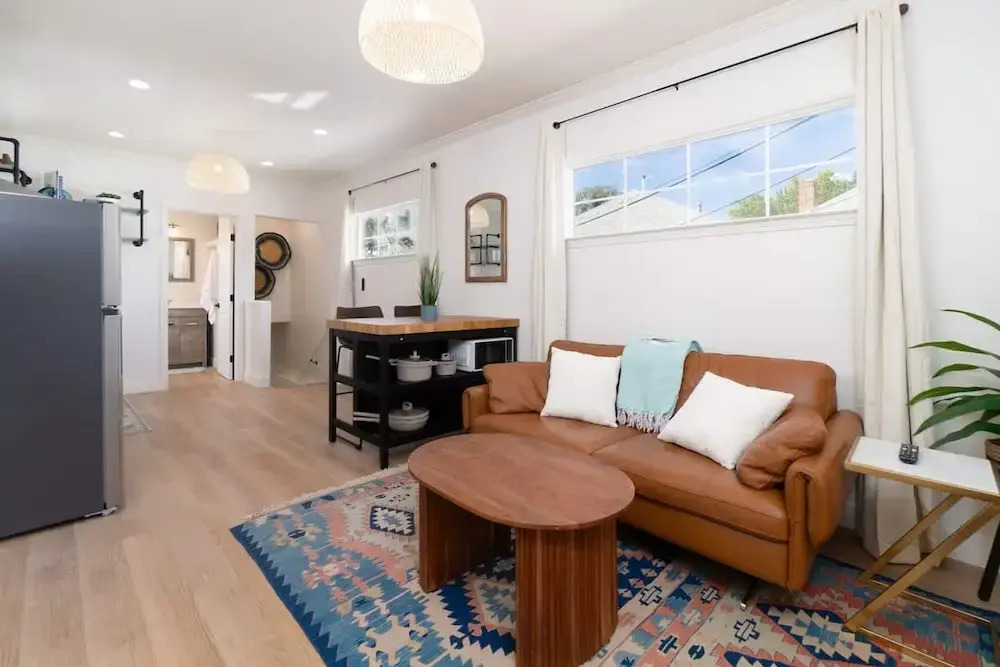 Modern 1-br Apartment Close to Downtown Vibes