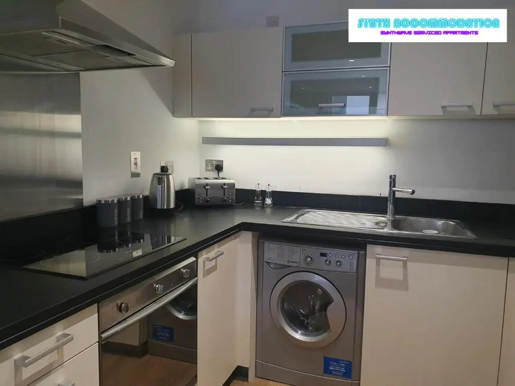 80s RETRO 1 Bedroom Serviced Apartment Canary Wharf Perfect for Corporate Business Families & Leisure Guests
