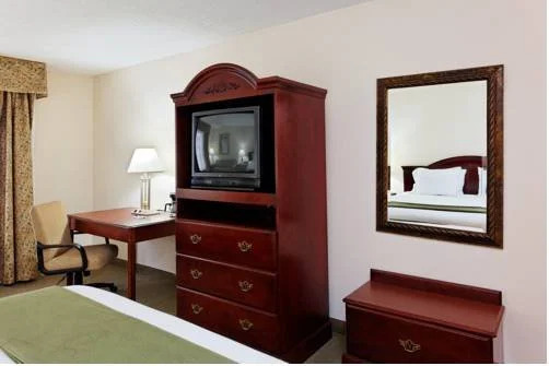 亨茨维尔大学路智选假日酒店(Holiday Inn Express Hotel & Suites Huntsville University Drive)