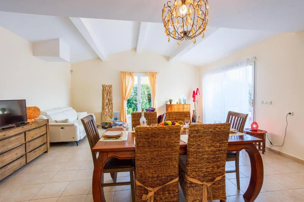 VILLA CLEMENTINIERS VI4266 By Riviera Holiday Home
