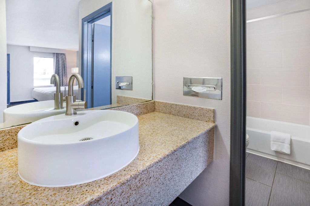 Days Inn by Wyndham Raleigh Glenwood-Crabtree