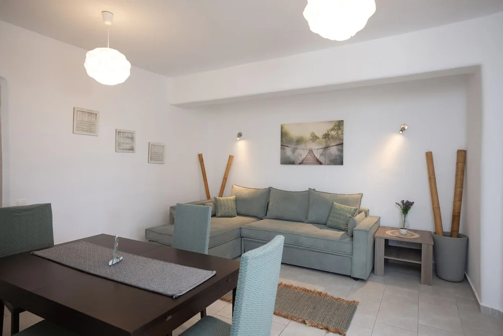 Ginger Gold Apt Getaway with Shared Pool