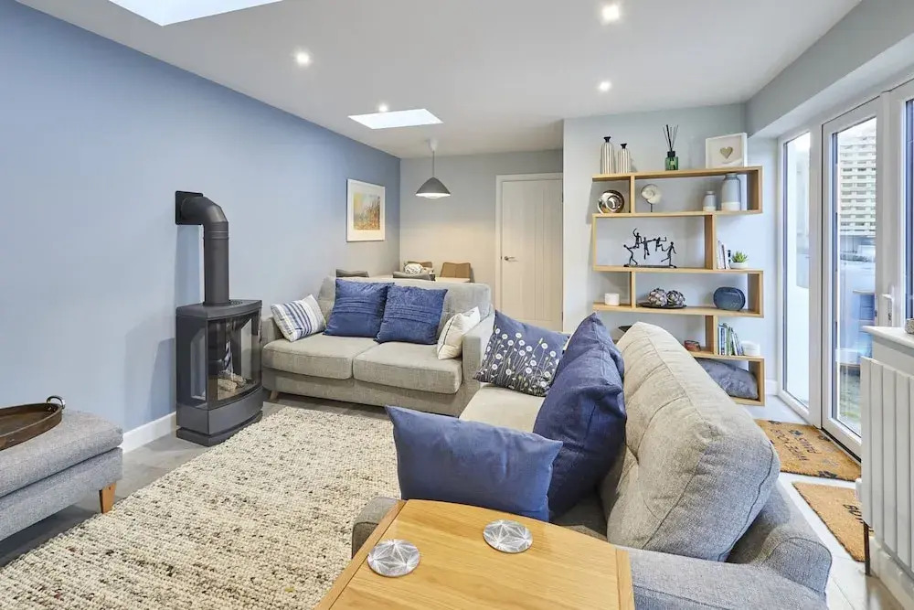Host Stay Harrow Bothy