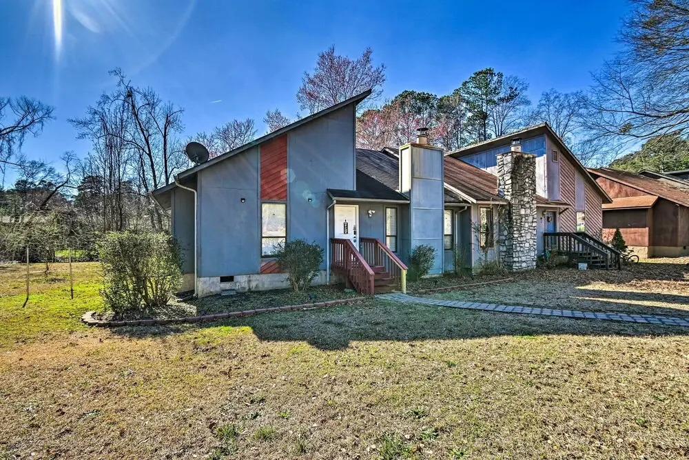 Updated Fayetville Townhome-away-from-home w/ Yard
