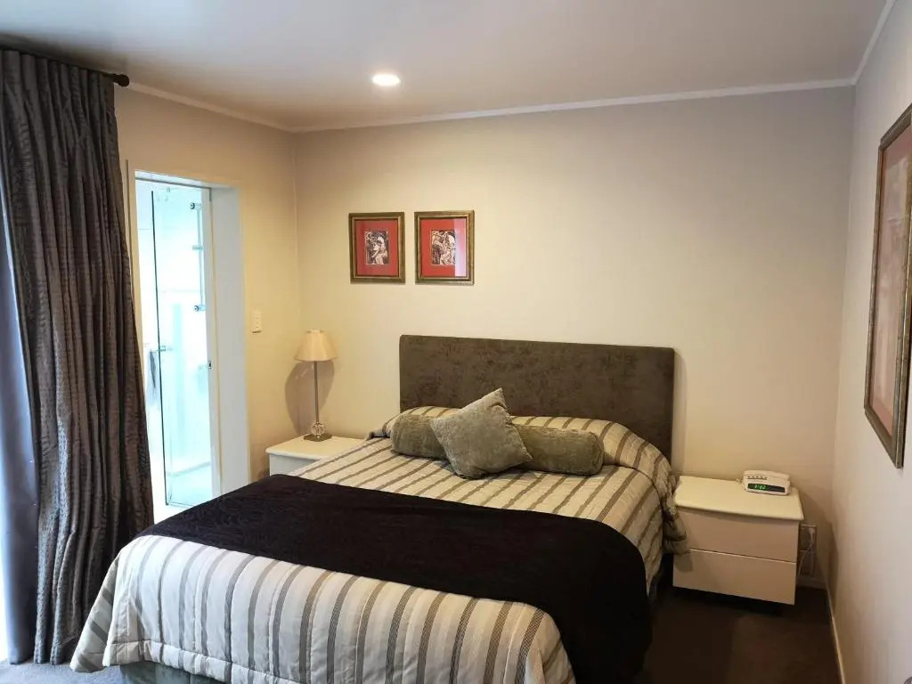 Cornwall Park Motor Inn