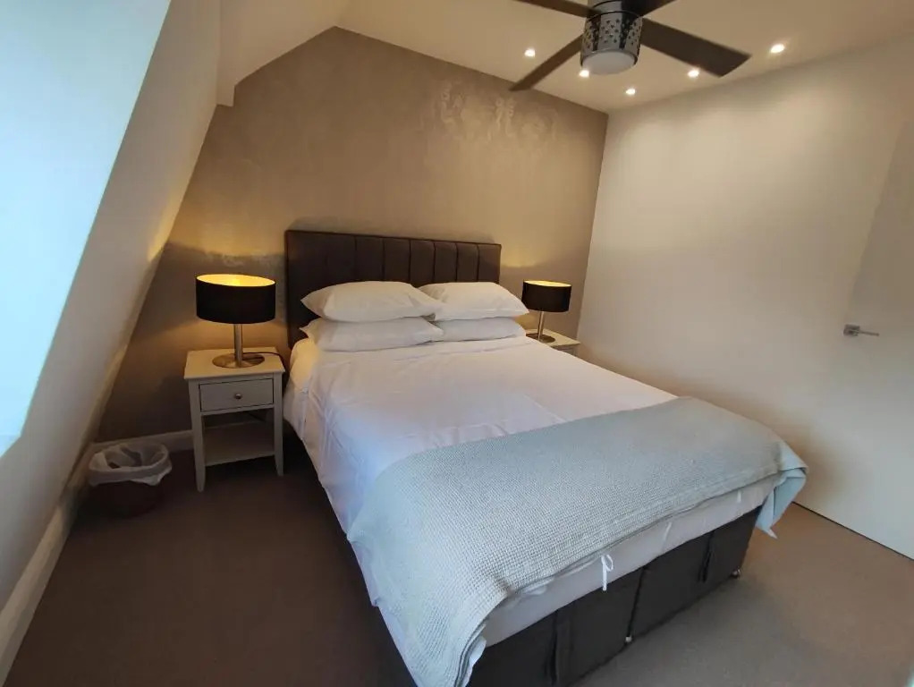 Modern 2 Bedroom Flat with private outdoor terrace