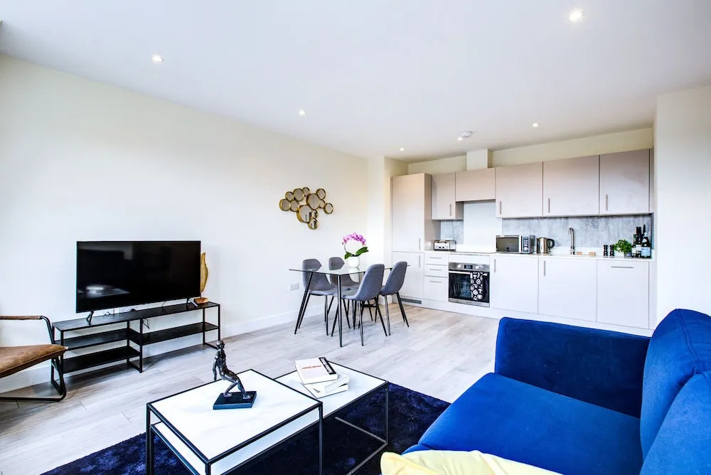 Charming 2-bed Apartment in Cheam, Sutton