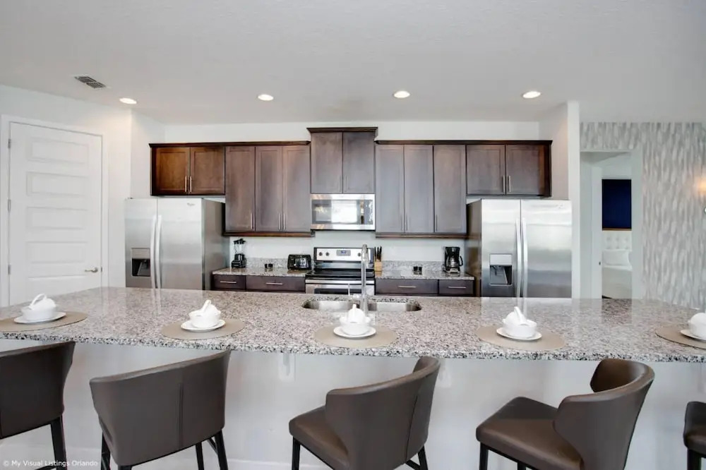 Stylish Family Home Sleeps 22 Enc101
