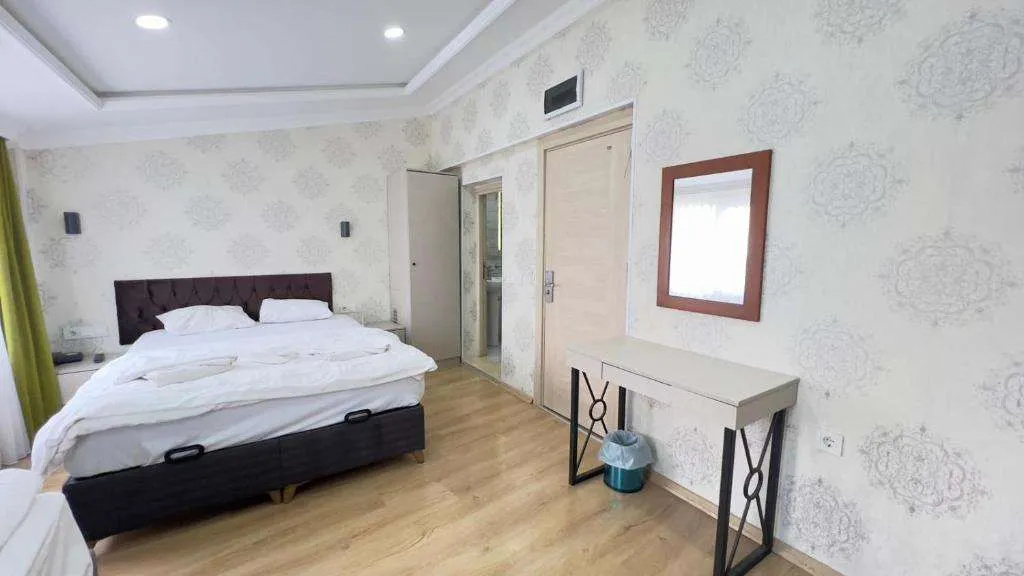 The Lola Hotel