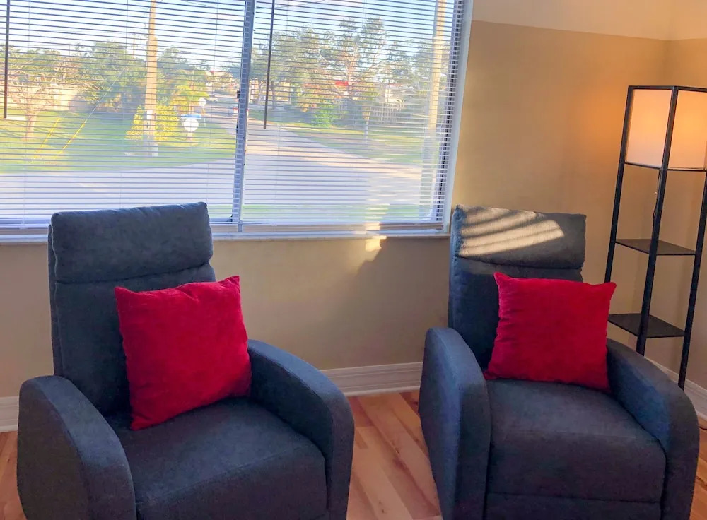 Lazy Cuckoo Inn - Sleek and Stylish Studio Apartments